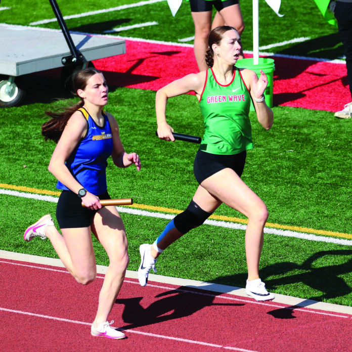 Elory goes past runner in 4x400
